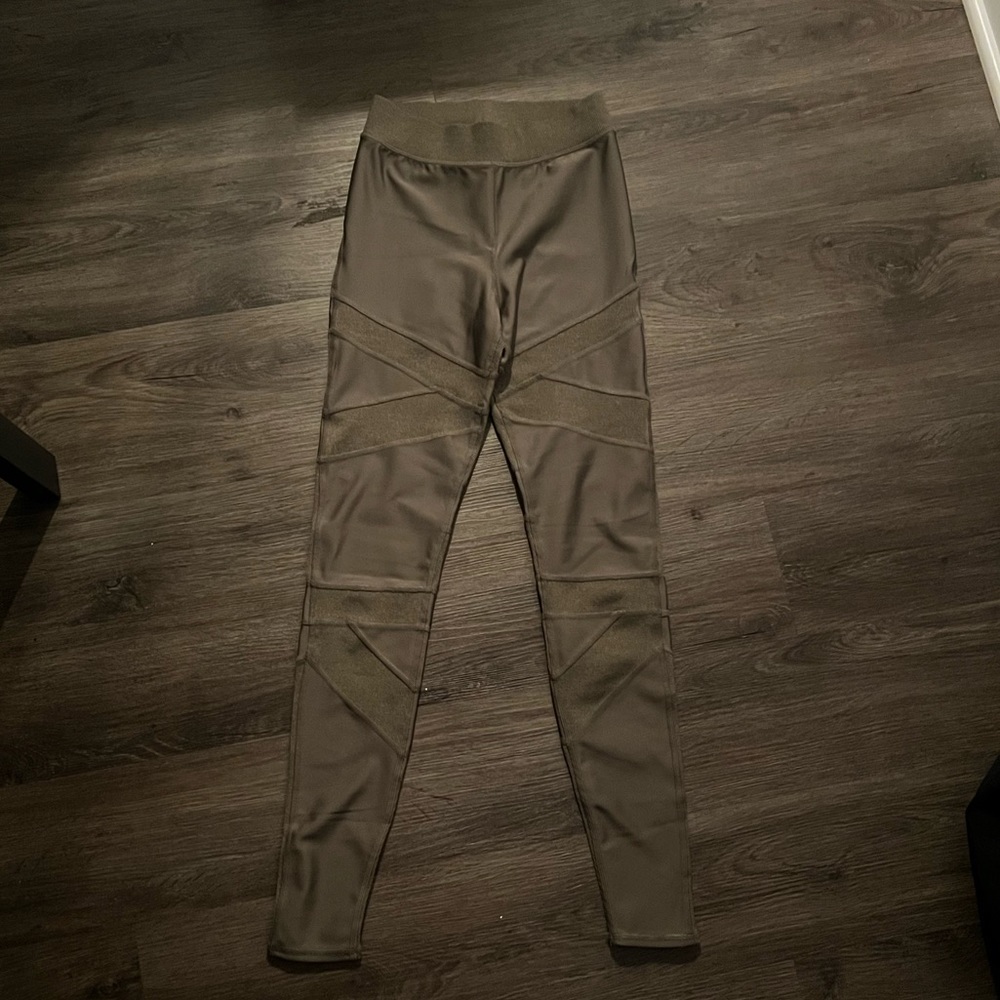 Green alo leggings, mixed texture